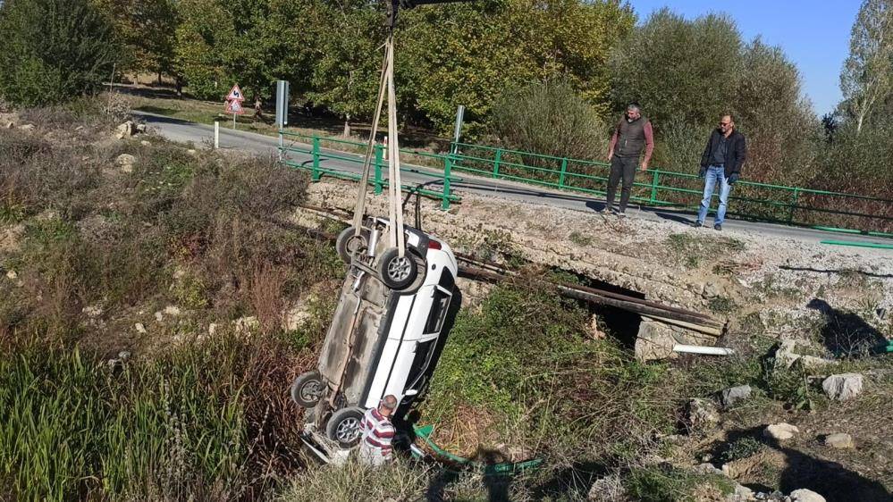 Konya’da otomobil köprüden sulama kanalına düştü, ekipler zamanla yarıştı 1